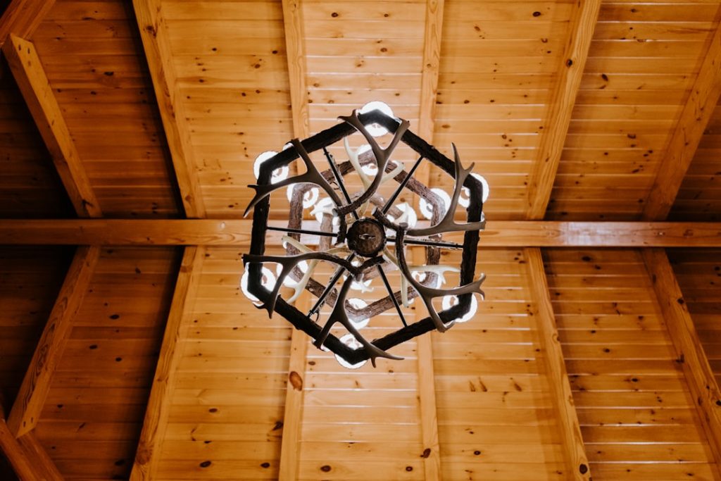 Photo rustic wood chandelier