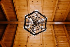 Photo rustic wood chandelier