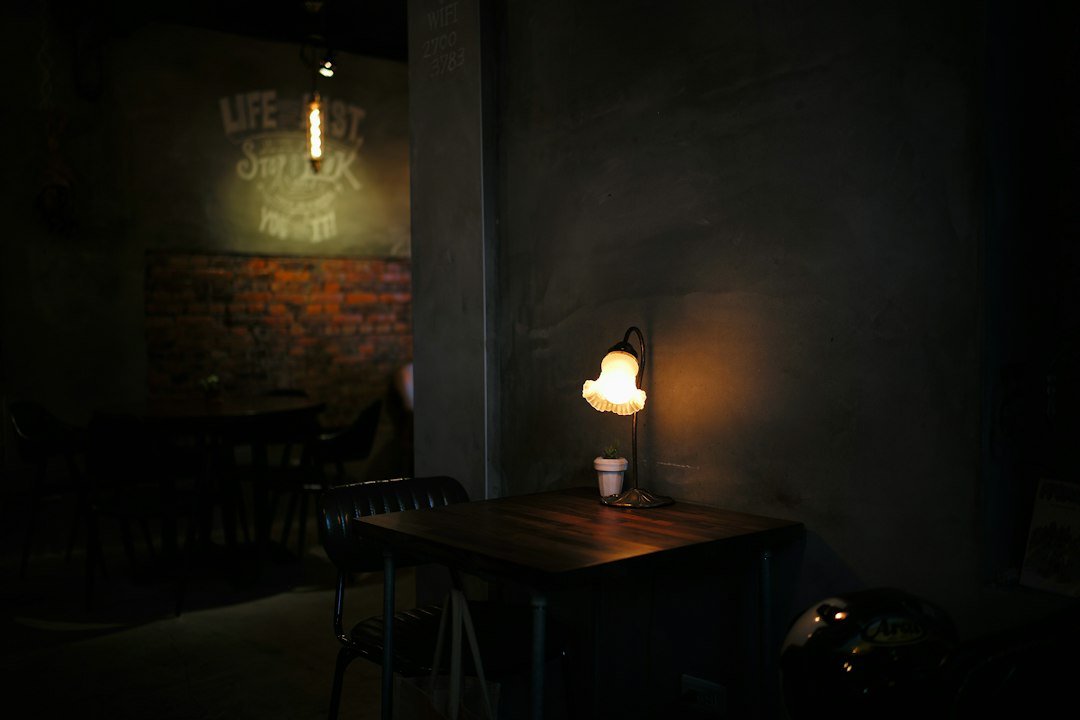 Photo Scandinavian voice-controlled reading lamp coffee bar
