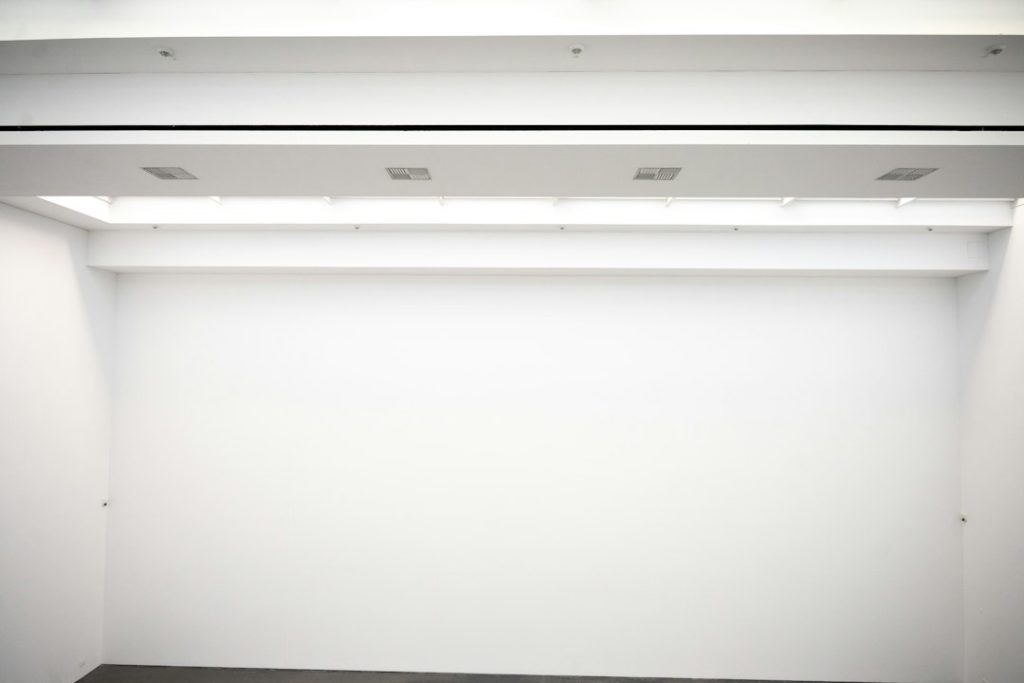 Photo asymmetrical ceiling light walk-in closet