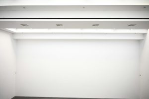 Photo asymmetrical ceiling light walk-in closet